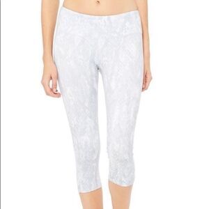Alo Yoga Airbrush Vapor Python Capri Leggings Size Medium